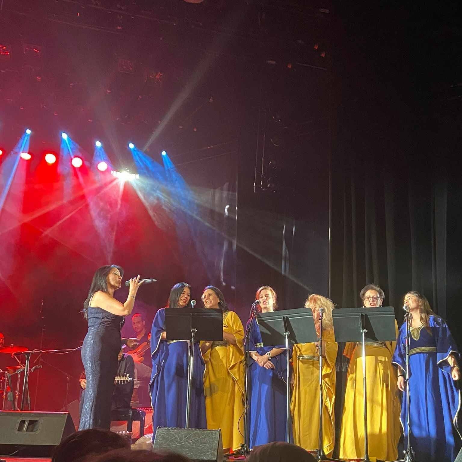 La chorale de femmes en caftans sous les lumières de scène