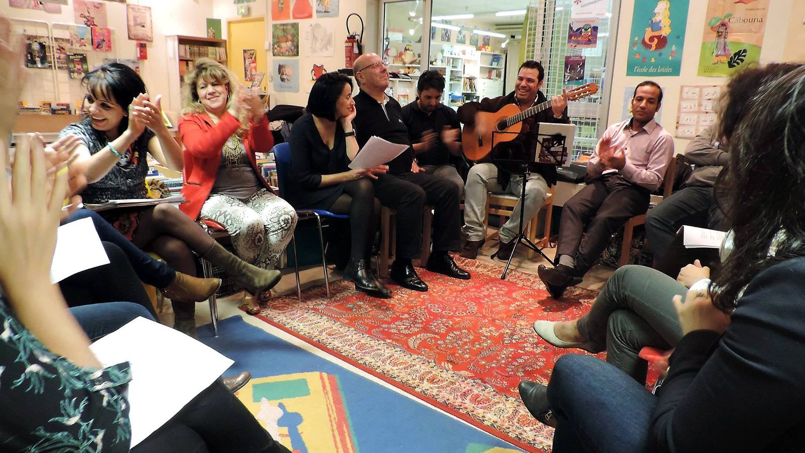 Cercle de chant en médiathèque, guitare au centre