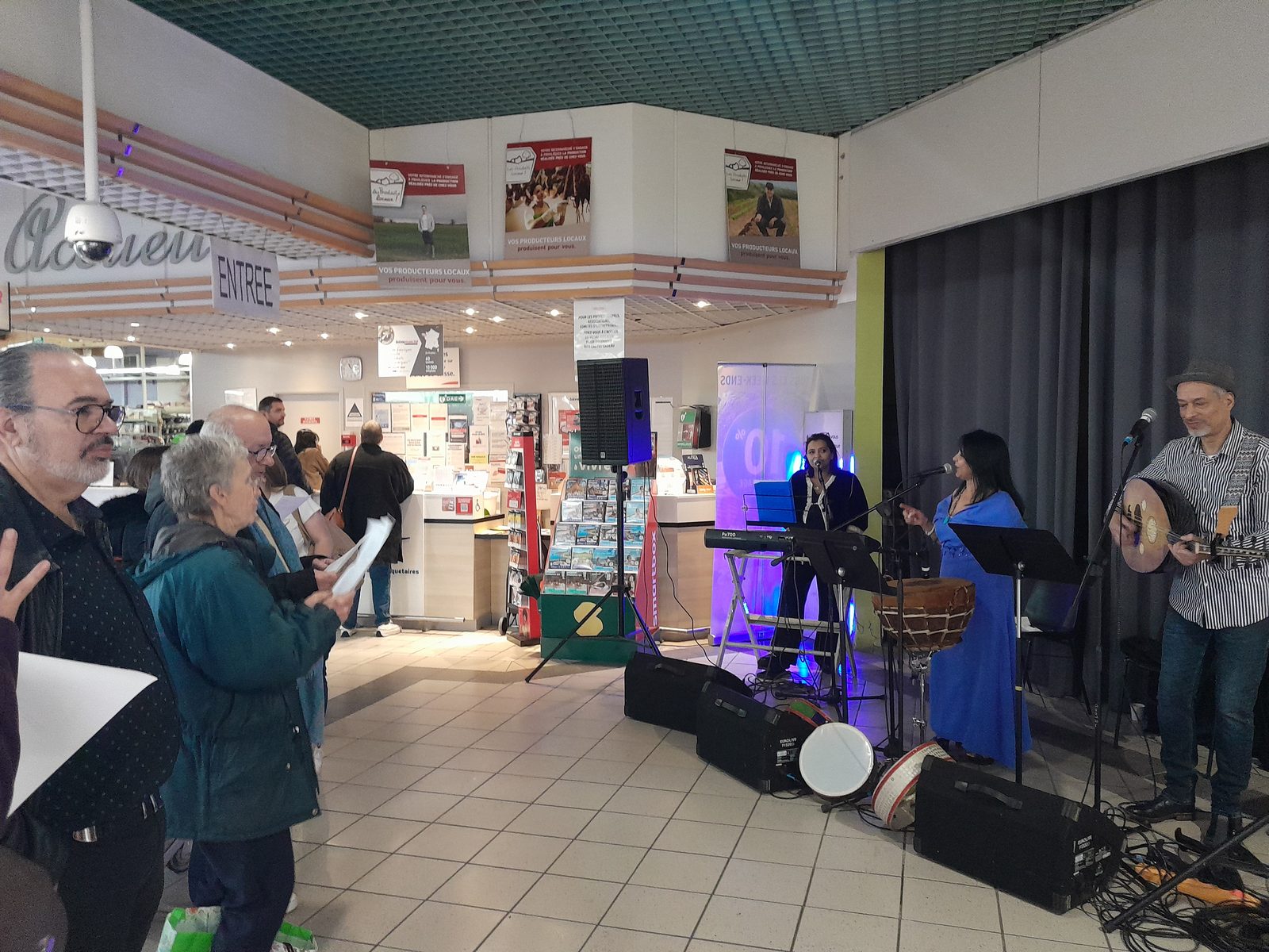 Trio clavier, chant et oud joue dans une galerie marchande devant les passants