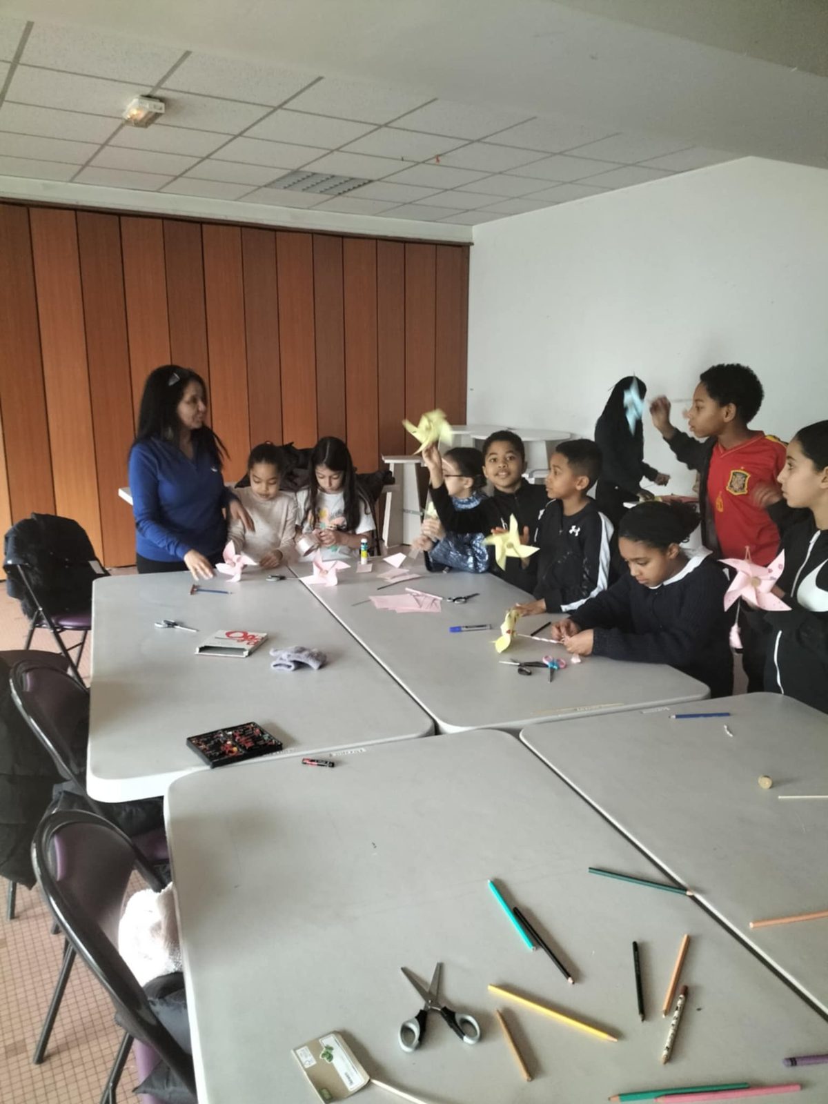 Atelier de fabrication de moulinets à vent avec les enfants
