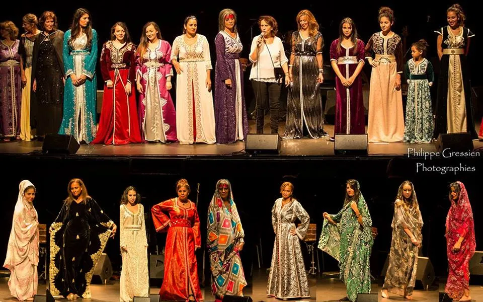 Chœur de femmes sur scène et défilé de caftans traditionnels