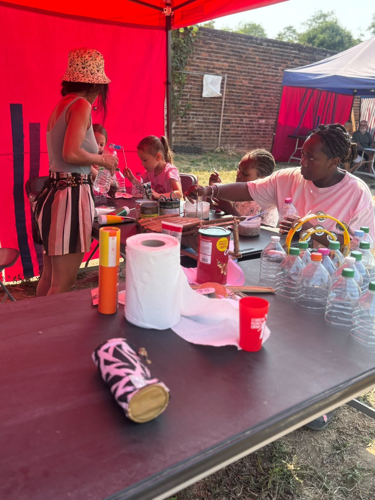 Enfants et adultes autour d'une table d'expériences au festival Villejuif Respire