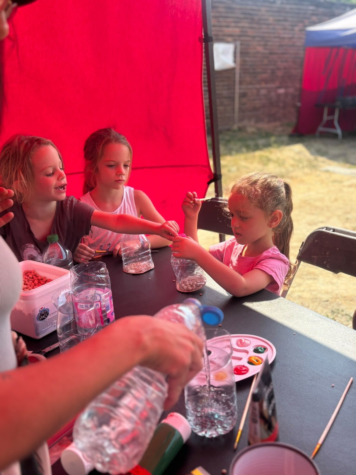 Enfants en pleine manipulation scientifique
