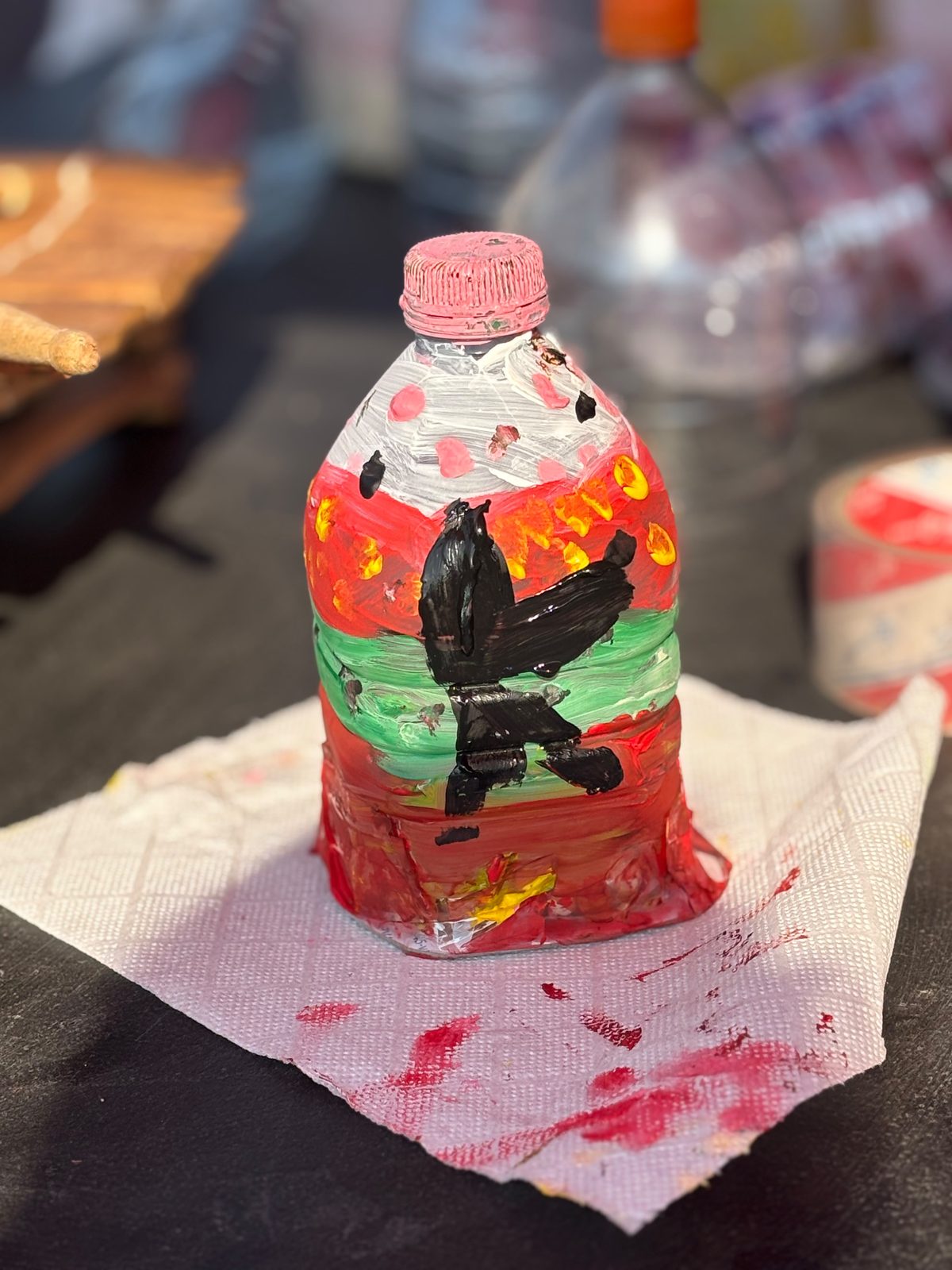 Bouteilles peintes transformées en maracas