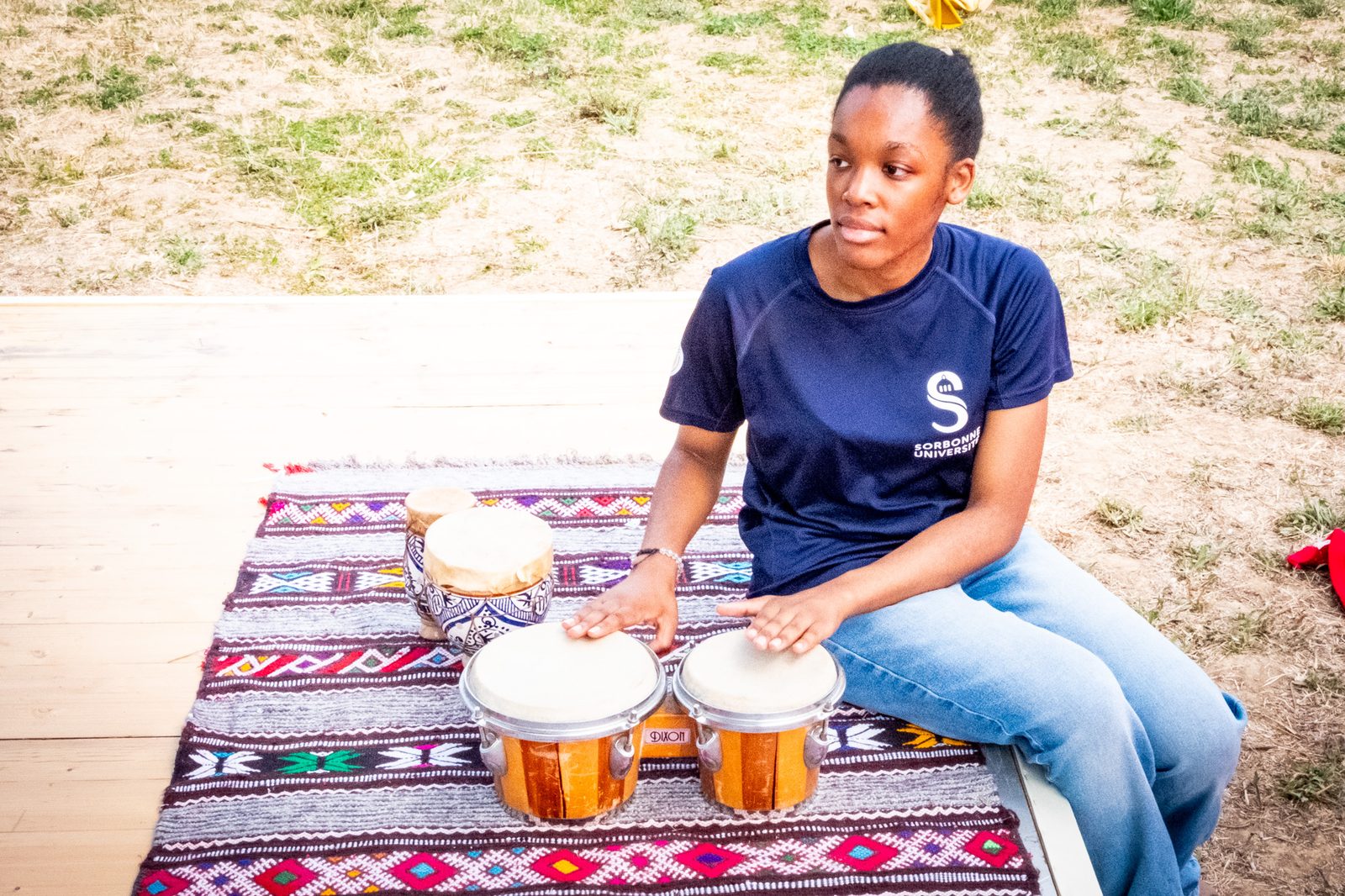 Participante jouant des bongos en extérieur