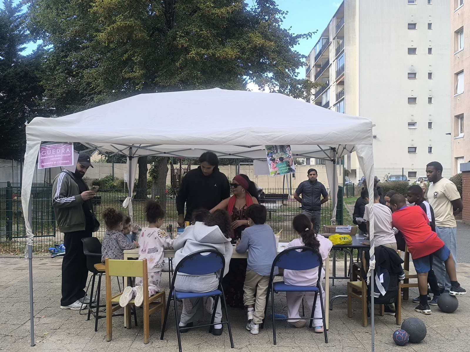 Tente Guedra au pied d'immeuble pour une animation de quartier