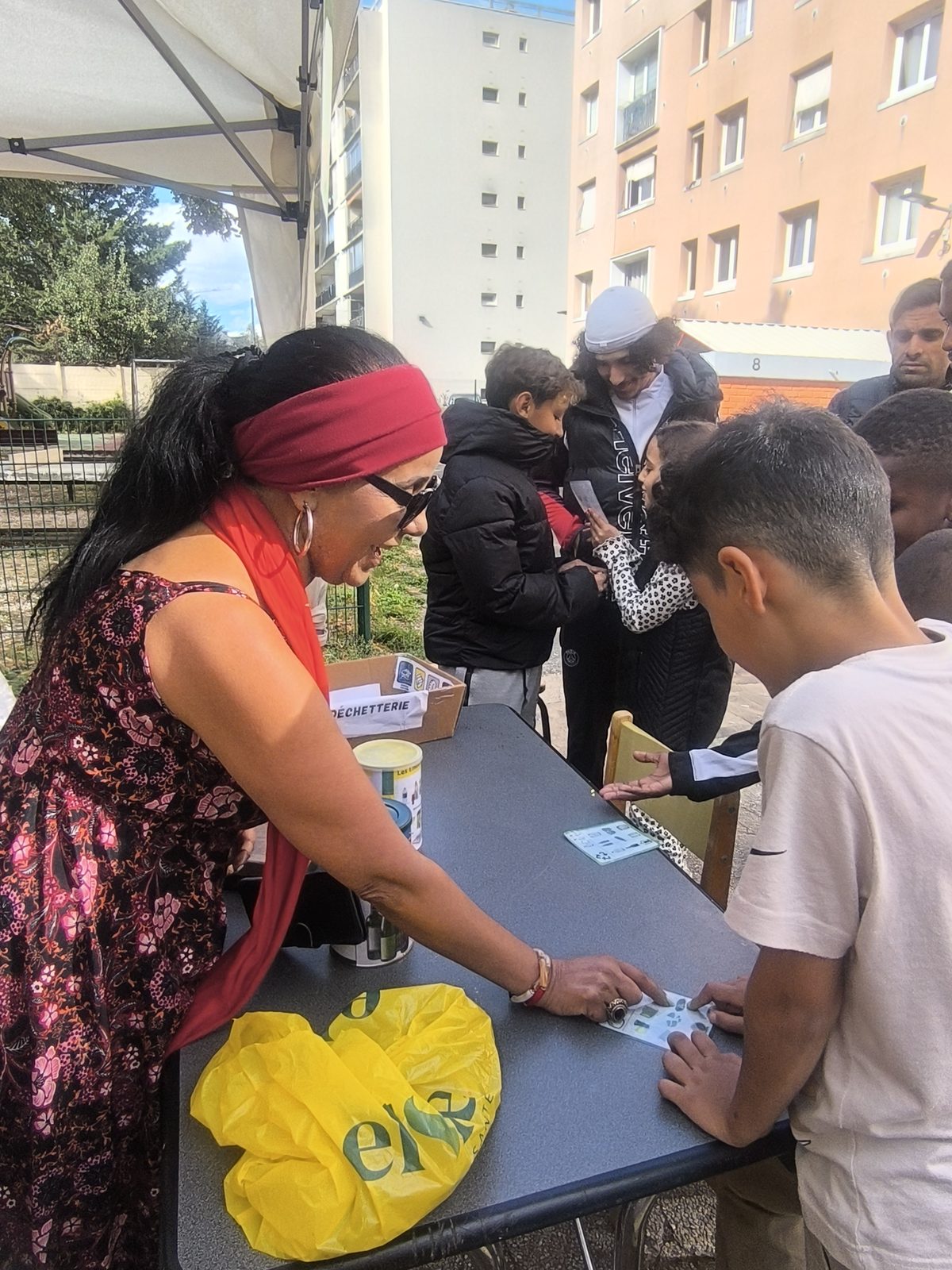 Animatrice et enfant autour d'une table d'atelier